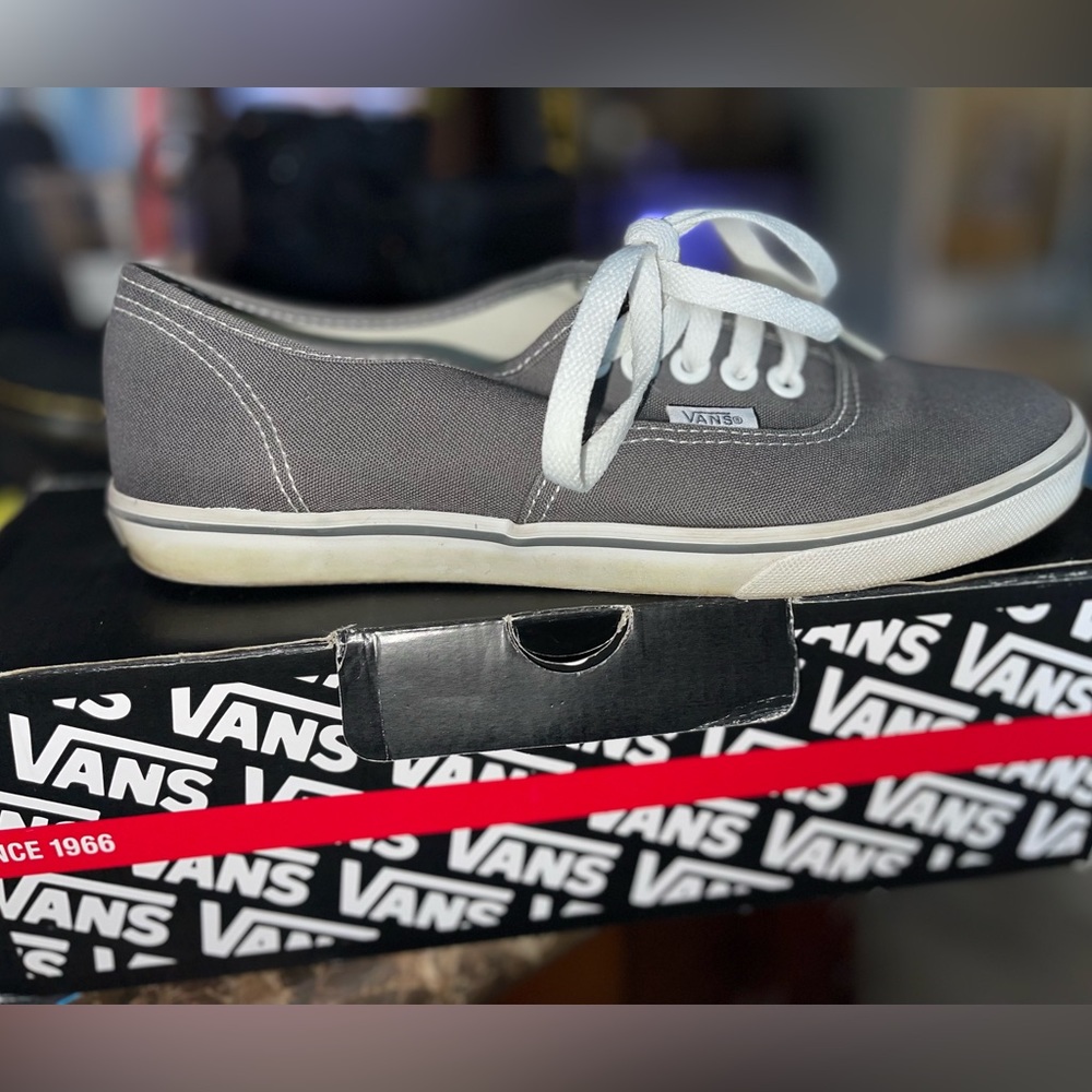 Pewter/True White Authentic Lo Pro Vans. Unisex barely worn